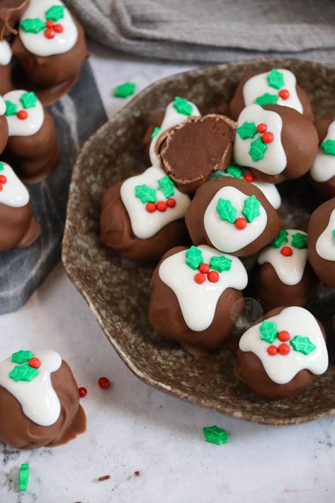 Christmas Pudding Chocolate Truffles! Truffle Pudding Desserts, Janes Patisserie Truffles, Christmas Pudding Truffles, Christmas Chocolate Truffles, Choc Truffles, English Christmas Pudding, Jane Patisserie, Chocolate Bark Recipes, Christmas Dessert Platter