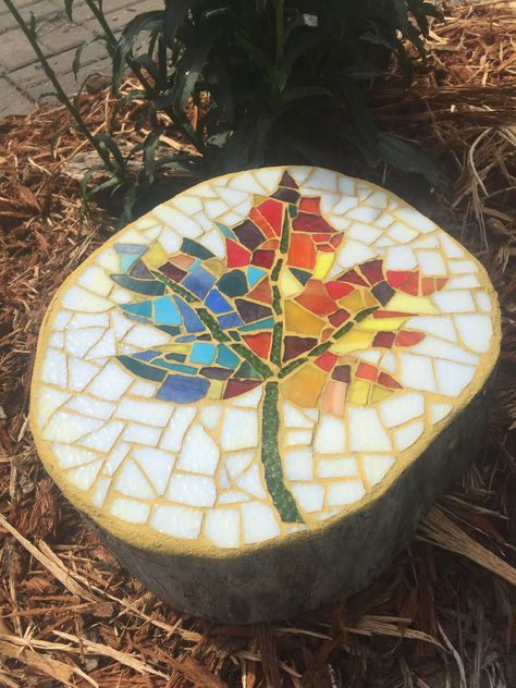 Wood Slice Mosaic Art, Mosaic Tree Stump, Mosaic Stump, Mosaic On Wood Stump, Mosaic Mushrooms Diy, Color Grout, Mosaic Stepping Stone, Stepping Stones Diy, Mosaic Art Diy