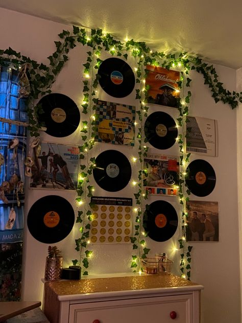 Record Wall With Vines, Vinyl Wall Decoration, Vynl Records Aesthetic On Wall, Vinyl Decoration Ideas, Record Themed Room, Dj Bedroom Ideas, Vinyls In Room, Vinyl Record Wall Decor Bedroom, Room Decor Bedroom Music