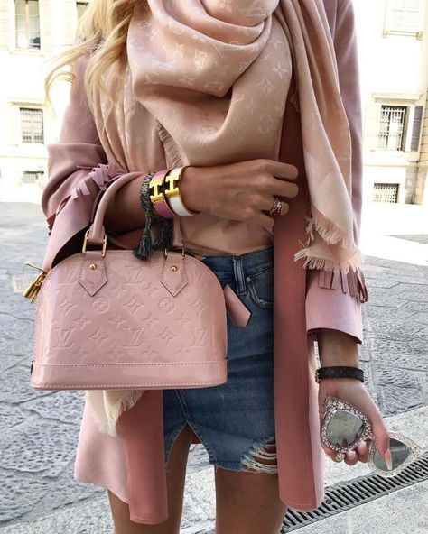 Louis Vuitton Addicted on Instagram: “Season for scarves is upon us! 💕 How do you style your LV shawl/scarfs with your outfit? Please feel free to tag us in your photos! .  Come…” Lv Scarf Outfit, Louis Vuitton Scarf Outfit, Lv Scarf, Sac Louis Vuitton, Louis Vuitton Scarf, Louis Vuitton Sneakers, Louis Vuitton Pink, Scarf Outfit, Pink Scarf