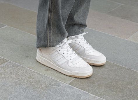 Forum Low Classic Shoes, Classic Adidas Sneakers, White Forum Low Outfit, Adidas Forum Low Blanche, Adidas Low Forum White, Adidas Forum Low Chalk White, Aesthetic White Sneakers, White Sneakers 2023, Vintage White Sneakers