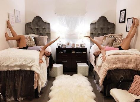 Glam Dorm Room, Baylor Dorm Rooms, Baylor Dorm, Dorm Room Pictures, White Dorm Room, Minimalist Dorm, Dorm Sweet Dorm, Dorm Diy, Dorm Room Diy