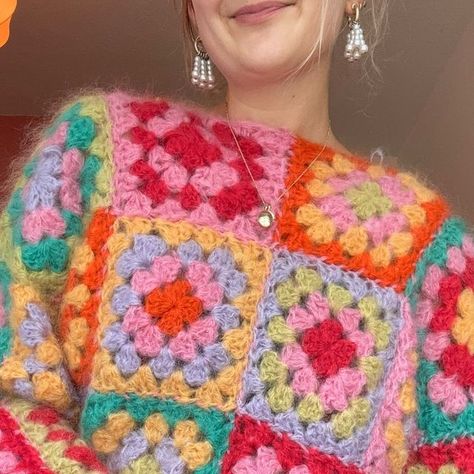 Knitted Square Sweater, Crochet Projects Multicolored Yarn, Crochet Jumper Granny Square, Easy Granny Square Projects, Crochet Granny Square Jumper, Fluffy Yarn Crochet Projects, Granny Square Sweater Pattern Free, Granny Square Fashion, Granny Square Colors