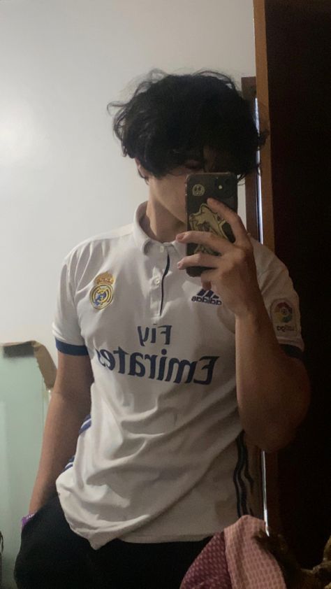 tumblr boy fluffy hair realmadrid #tumblrboy #fluffyhair #boy Hair Tumblr, Black Hair Boy, The Locker Room, Fluffy Hair, Tumblr Boys, Aesthetic Guys, Foto Ideas Instagram, Attractive Guys, Locker Room