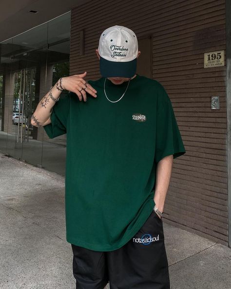 Green Tshirt Outfit Men, Outfit Camisa Verde, Ferxxo Outfits, Green T Shirt Outfit, Green Tshirt Outfit, Oversized Tshirt Outfit Men, Outfits Verde, Green Shirt Outfits, Masculine Outfits