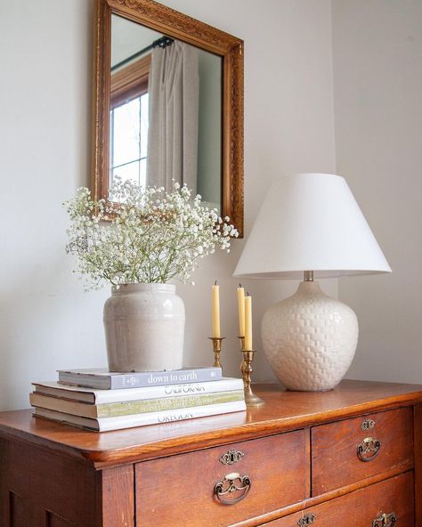 Entryway Table Antique, Vintage Style Living Room Antique, What To Put On Top Of Bookcase, Minimal French Decor, Personal Decor Ideas, Simple Vintage Home Decor, Antique Chic Decor, Foyer Table Decor Entryway Traditional, Vintage Chic Home Decor