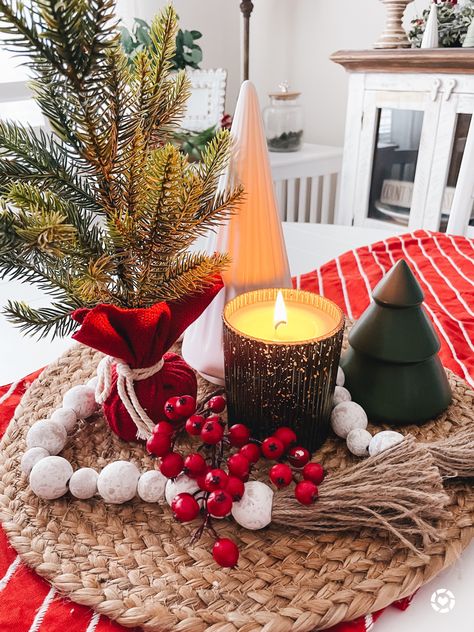 Christmas Table Decor Round Table Christmas Centerpieces, Wine Table Decor, Christmas Dining Table Centerpiece, Round Table Settings, Round Table Centerpieces, Round Dining Table Decor, Gold Charger Plates, Outside Halloween Decorations, Xmas Centerpieces