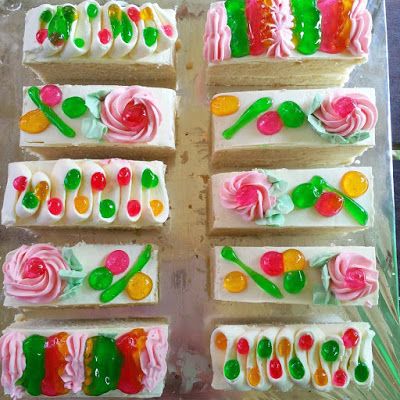 Jess-KITCHEN-Lab: Old School Sliced Cake with Buttercream Old School Cake, School Cakes, Sliced Cake, Tart Mini, Chinese Pastry, Strawberry Sponge Cake, Vintage Sweets, Asian Cake, Remembering Mom