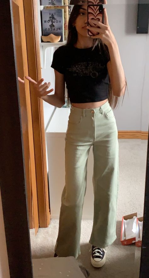 Green Flare Pants Outfit, Script Dr, Black Flares, College Fits, Cute Outfits For School, Cute Fit, Summer Fits, Green Pants, Fit Inspo