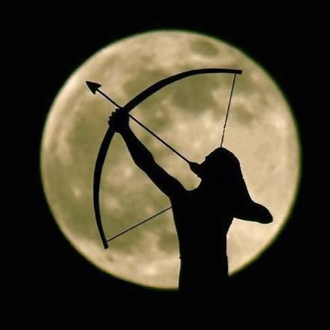 Archery Aesthetic, Tattoo Arrow, Hunter Of Artemis, Arrow Tattoos, Archery Hunting, Bow Arrows, Aang, Super Ideas, Moon Tattoo