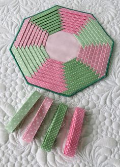 Patchwork Clothing, Quilted Coasters, Crochet Patterns Free, Mug Rug Patterns, Hexagon Quilt, Quilting Studio, Ideas Crochet, Quilting Tips, Mini Quilts