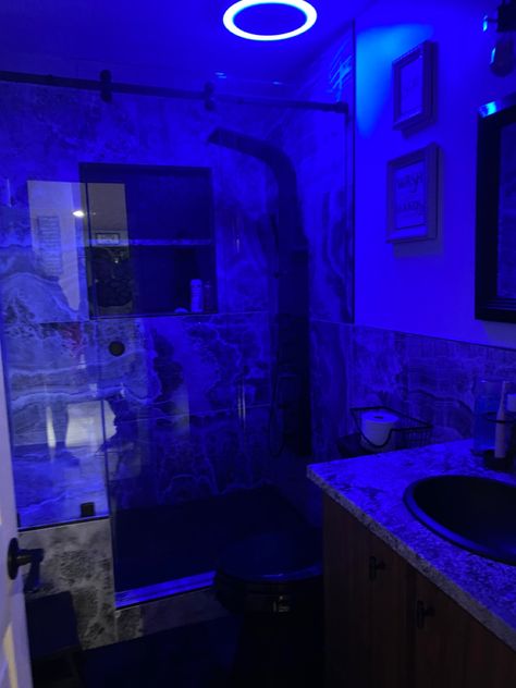 Purple And Black Bathroom Ideas, Led Lights Shower Aesthetic, Black Light Bathroom, Led Lights Bathroom Ideas, Black White And Blue Bathroom, Led Light Bathroom Ideas, Boys Bathroom Ideas Teenagers, Boy Bathroom Ideas, California Bathroom