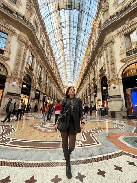 A girl walking in Galleria Vittorio Emanuele in black leather outfit Milan Outfit Inspiration, Outfit Ideas Milan, Milan Night Outfit, Milan Duomo Photo Ideas, Milan Italy Fashion Winter, Milan Poses Photo Ideas, Milan Autumn Outfit, Milan October Outfit, Milan Duomo Pictures