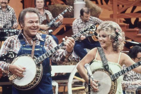 Country-western music stars Roy Clark and Barbara Mandrell perform together during the taping of a portion of a recent "Hee Haw" show in Nashville, 1978. (AP Photo) In its heyday, Hee Haw was truly a cultural phenomenon. Its down-home humor and focus on country music gave it a special place in the history of variety TV shows. An ever-changing cast of comedians, including Junior Samples, George Lindsey (Goober from the Andy Griffith Show), Gailard Sartain, Minnie Pearl and Arc Hee Haw Show, Barbara Mandrell, Tennessee Ernie Ford, Roy Clark, Singing Competition, Charley Pride, Buck Owens, Hee Haw, Best Country Music