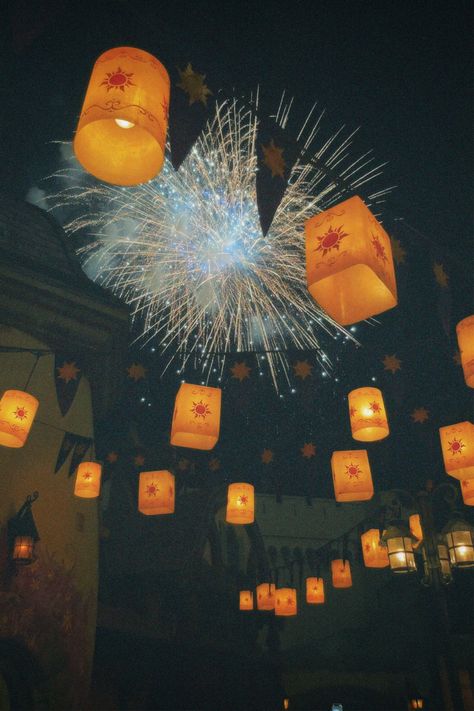 took this while watching happily ever after from the tangled bathrooms 💗 fireworks, disney world, tangled Disney World Pics, Disney Wallpaper Iphone, Happily Ever After Fireworks, Walt Disney World Outfits, Disney World Fireworks, Wallpaper Iphone Ipad, Disney World Princess, Disney World Aesthetic, Photo Disney