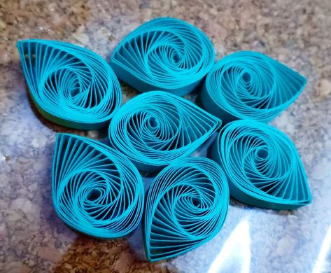 AZLINA ABDUL: How to make a Teardrop Swirl Quilling flower tutorial Quilling Art Ideas, Heart Quilling, Quilling Patterns Tutorials, Quilling Flowers Tutorial, Quilling Videos, Diy Quilling Crafts, Quilling Flower Designs, Arte Quilling, Paper Quilling Tutorial