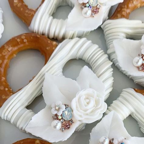 Dee | 823Treats on Instagram: "Bridal shower chocolate dipped pretzels.   #allwhiteaffair #bridalshowerpretzels #2022bride #2023bride #engagementpartyideas #allwhiteparty #bridalshowerdecor #bridalshowercookies #babyshowercookies #babyshowerinspo #charlotteeventplanner #cltevents #cltweddingplanner #charlotteweddingphotographer #charlotteweddingcakes #chocolatepretzels #pretzels #gardenparty #teapartyideas" Bridal Shower Pretzels, Wedding Pretzels, Oreo Ideas, Bridal Shower Chocolate, Heavenly Birthday, Dipped Pretzels, Chocolate Dipped Pretzels, Pretzel Twists, Bridal Shower Cookies