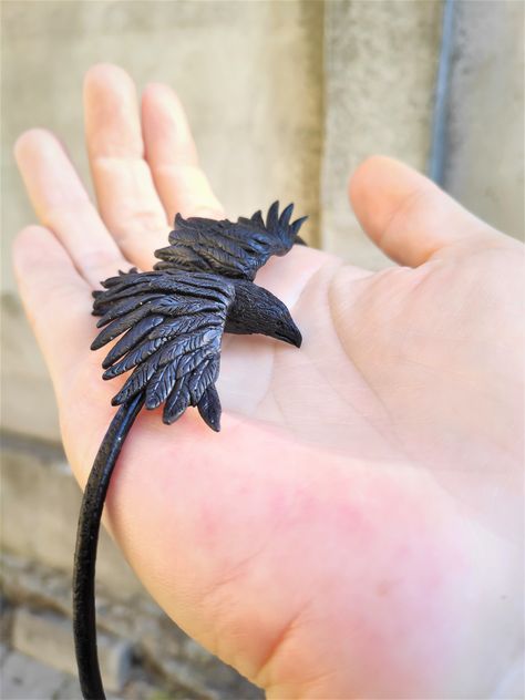 Crow Polymer Clay, Clay Feathers, Crow Wings, Owl Wings, Halloween Gnomes, Black Birds, Wood Burning Art, Fun Jewelry, Dragon Jewelry