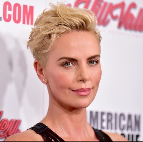 Charlize Theron Short Hair, Charlize Theron Hair, Messy Blonde Hair, Cute Pixie Cuts, Popular Short Hairstyles, Bowl Cut, Short Blonde, Short Blonde Hair, Charlize Theron