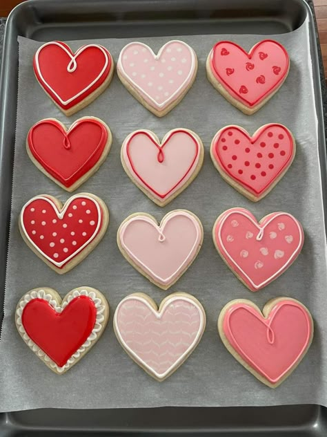 Valentine Cookies Decorated, Valentines Day Sugar Cookies, Heart Sugar Cookie, Valentine Sugar Cookies, Valentines Baking, Shaped Cookies, Heart Shaped Cookies, Sugar Cookie Designs, Cute Baking