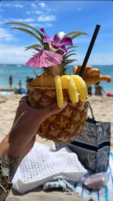 Resort Food, Pretty Alcoholic Drinks, Vacation Mood, Fancy Drinks, Pretty Drinks, Summer Pictures, Food Obsession, Pretty Food, Summer Drinks