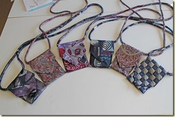 Tutorial on how to make a small carrying purse out of a man's necktie. Neck Tie Projects, Necktie Purse, Necktie Quilt, Necktie Crafts, Tie Ideas, Old Ties, Hipster Bag, Tie Quilt, Tie Crafts