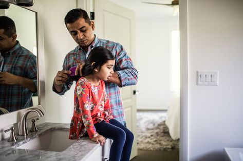 Father brushing daughters hair in bathroom Unexpected Relationships, Narcissistic Parent, Social Circles, Relationship Lessons, Girl Dad, Men’s Health, Physical Wellness, Heartwarming Stories, Single Parenting