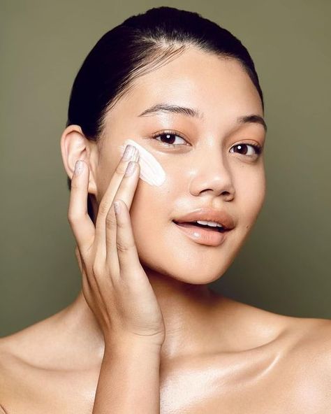 Clean Beauty Editorial, Skin Care Shoot, Tatcha Luminous Dewy Skin Mist, Moisturizer Skin Care, Skincare Shoot, Skincare Photoshoot, No Make Up Make Up Look, Natural Lotion, Skincare Products Photography