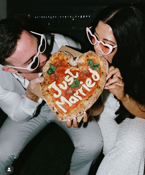 Pizza Wedding Cake, Pizza Wedding, Wedding Picture Poses, Future Wedding Plans, Courthouse Wedding, Cute Wedding Ideas, Wedding Mood Board, Wedding Goals, Vegas Wedding