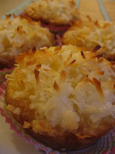 Pina Colada Muffins - anything with pineapple and coconut has to be good. Pineapple Coconut Muffins, Muffins Blueberry, Coconut Muffins, Muffin Tin Recipes, Homemade Muffins, Baking Muffins, Muffin Recipe, Köstliche Desserts, Coconut Recipes