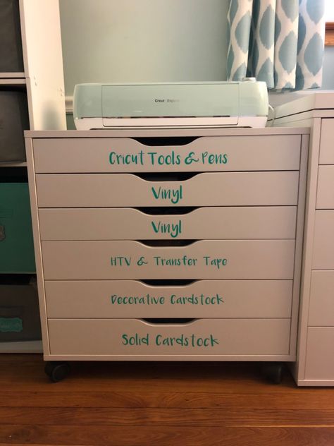 Under Desk Craft Storage, Cricket Work Station, Cricut Drawer Organization, Cricut Cube Storage, Cricut Material Storage, Organization For Cricut Supplies, Cricut Area Organization, Cricut Work Space Ideas, Circuit Storage Ideas