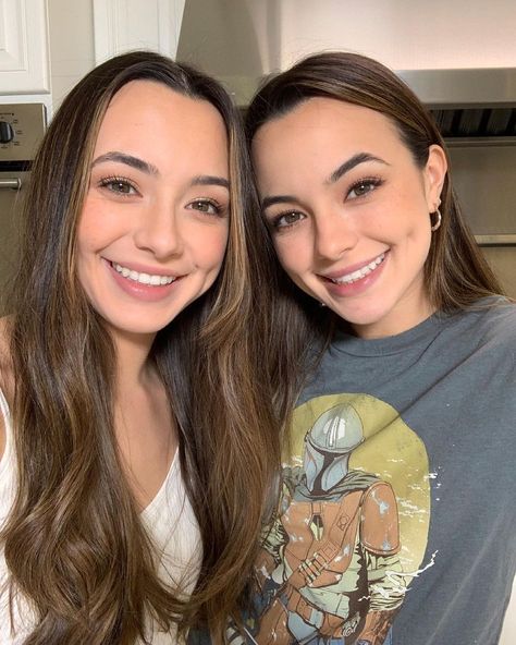 Merrill Twins, Merell Twins, Veronica And Vanessa, Veronica Merrell, Vanessa Merrell, Merrell Twins, Dr Marvel, Shatter Me, Hippie Girl