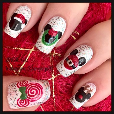 Mickey And Minnie Christmas Nails, Mickey Mouse Christmas Nails Design, Christmas Minnie Nails, Christmas Nails Mickey Mouse, Pink Disney Christmas Nails, Minnie Christmas Nails, Simple Christmas Disney Nails, Disney Holiday Nails Christmas, Christmas Mickey Mouse Nails