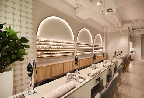 Nails Salon Desain Salon Kuku, Modern Nail Salon, Ideas Decoracion Salon, Luxury Nail Salon, Nail Room Ideas, Nail Salon Interior Design, Nail Salon Interior, Nail Salon And Spa, Spa Interior Design