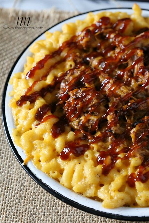 Pulled Pork Mac and Cheese {Piggy Mac}!  I would so love to dive into a bowl of this! Pulled Pork Mac And Cheese, Pork Mac And Cheese, Macncheese Recipe, Pulled Pork Leftovers, Honey Bbq, Pulled Pork Recipes, Bbq Pulled Pork, Bbq Pork, Pork Dishes