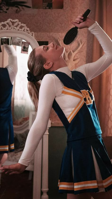 Lili Reinhart Riverdale, Betty Cooper Aesthetic, Riverdale Netflix, Riverdale Poster, Betty Cooper Riverdale, Riverdale Betty, Riverdale Characters, Riverdale Cole Sprouse, Riverdale Aesthetic