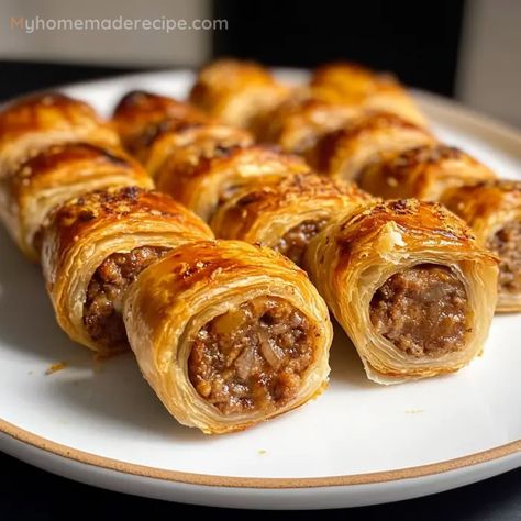 Flaky puff pastry filled with pork and French onion flavors, baked until golden brown. French Sausage, Sausage Roll Recipe, Pastry Recipes Dessert, Sweets For Diabetics, Puff Pastry Recipes Dessert, Stuffed Breads, Sausage Rolls Recipe, Puff Pastry Filling, Sausage Roll