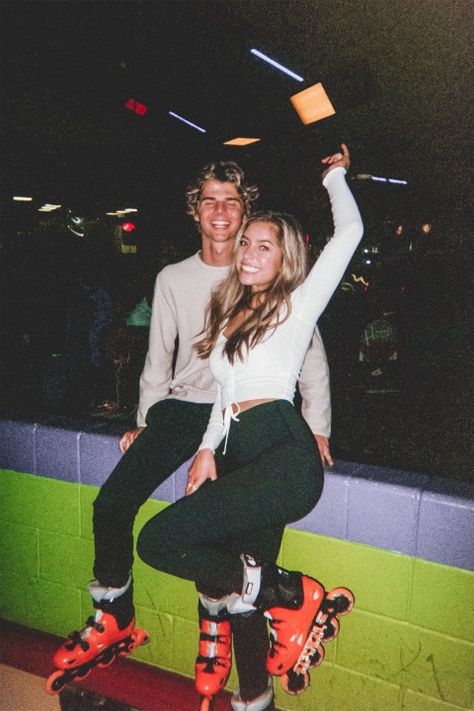 Date Night Ideas Pictures, Roller Skating Date, Image Couple, Cute Date Ideas, Couple Goals Teenagers, Boyfriend Goals, Cute Couples Photos, Relationship Goals Pictures