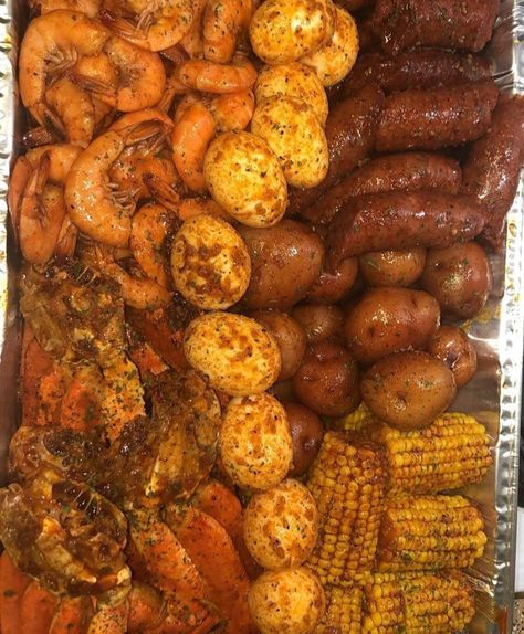 Seafood Boil Recipes, Boiled Food, Yummy Seafood, Soul Food Dinner, Food Babe, Food Therapy, Seafood Dinner, Food Goals, Linen Spray