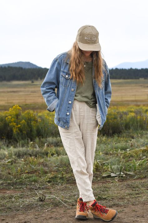 Mountain Business Casual, Colorful Outdoorsy Outfits, Simple Camping Outfits, British Outdoor Fashion, Mountain Grandmother Style, Vancouver Island Outfit, Urban Granola Style, Granola Lesbian Style, Feminine Outdoorsy Style