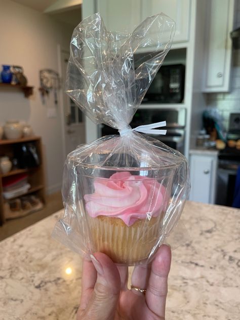 Individual Cupcake Packaging Diy, Cupcake Goodie Bag Ideas, Cupcake Favors Ideas, Diy Cupcake Packaging, Packaging Ideas For Cupcakes, Individually Wrapped Cupcakes, Diy Cupcake Packaging Ideas, Bake Sale Cupcakes Packaging, Individual Wrapped Desserts