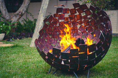 Horseshoe Fire Pit, Fire Pit Metal Design, Welding Fire Pit Ideas, Metal Fire Pit Ideas Backyard, Braseros Ideas, Welded Fire Pit, Fire Pit Gallery, Chicken Wire Art, Custom Fire Pit