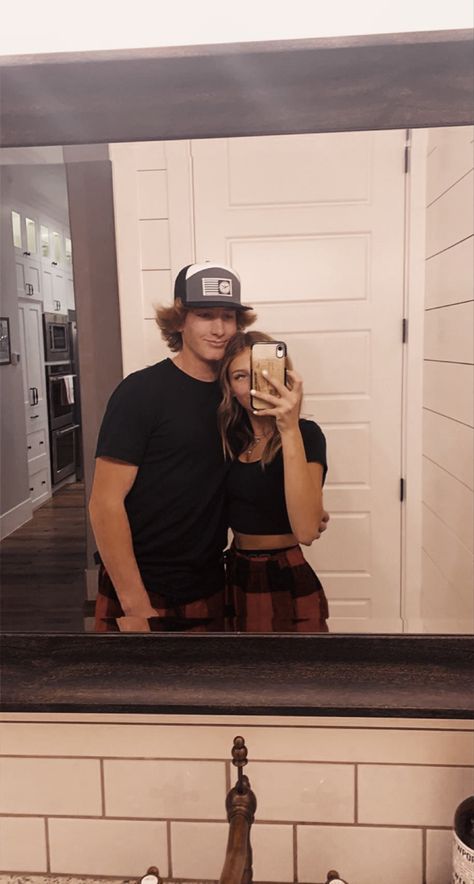 Cute Country Couples Halloween Costumes, Country Mirror Pics, Couple Goal Western, Cute Pics To Take With Your Bf, Country Cupples, Country Relationship Goals Pictures, Couple Western Goals, Cute Country Couple Photos, Picture To Take With Boyfriend