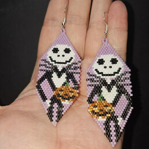 Nightmare Before Christmas Beaded Earrings, Easy Beading Patterns Free, Bead Designs Pattern, Halloween Beadwork, Emma's Goodies, Beaded Halloween Earrings, Cindy Lu, Halloween Beaded Earrings, Holiday Beaded Jewelry