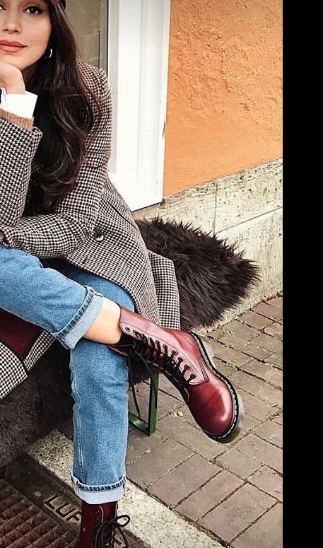 Maroon Chelsea Boots Outfit, Dr Martens Boots Outfit Winter, Bordeaux Boots Outfit, Dr Martens Winter Outfit Women, Maroon Ankle Boots Outfit, Red Martens Outfit, Maroon Combat Boots Outfit, Outfit Botas Vino, Cream Dr Martens Outfit