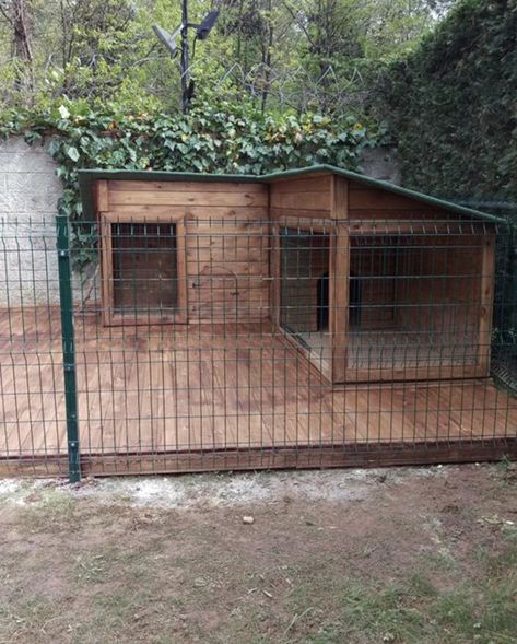 Diy Outdoor Dog Kennel Cheap, Diy Outside Dog House, Diy Outdoor Dog House, Enclosed Dog Run, Built In Dog Kennel, Dog Kennel Ideas Outdoor, Homemade Dog House, Outdoor Kennel, Dog Kennel And Run