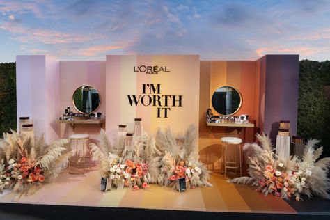 The 2019 #loreal brand activation showing the variety of shades from the new Infallible 24 hour Fresh Wear Foundation. Skincare Activation Ideas, Loreal Skincare, Business Launch Party, Launch Event Ideas, Experiential Marketing Events, Graphic Design Exhibition, Pr Ideas, Event Booth Design, Governors Ball