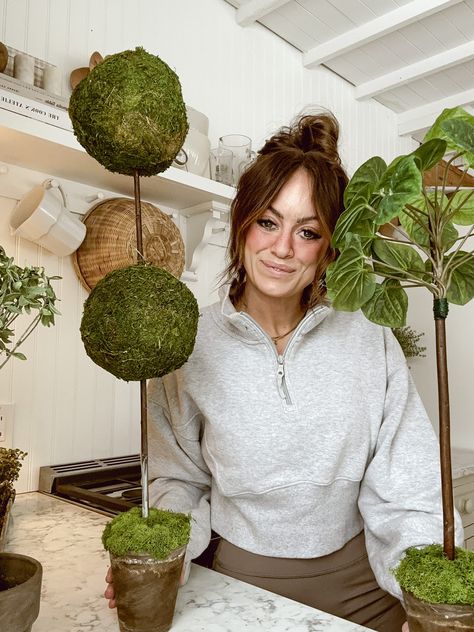 Add timeless greenery to your home with this simple DIY faux topiary tutorial! Perfect for adding charm to any space, it’s budget-friendly, stress-free, and perfect for every season. No green thumb? No problem! Topiary Decor, Diy Trays, Faux Topiary, Staging House, Trellis Diy, Topiary Diy, Boxwood Balls, Preserved Boxwood, Diy Garden Trellis