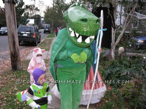 Cool Homemade Toy Story Family Costume Rex Diy Costume Toy Story, Family Costumes Diy, Rex Costume, Toy Story Costumes, Toy Story Theme, Fun Walk, Homemade Costume, Toy Story Birthday Party, Family Theme