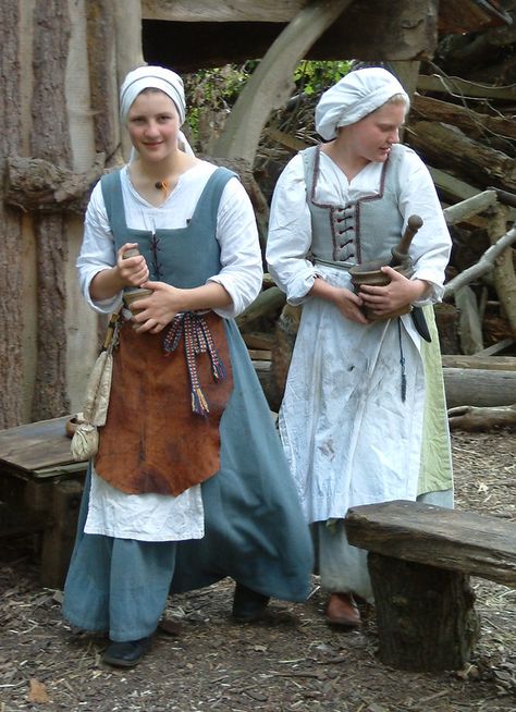 Medieval Peasant Girl, Medieval Peasant Woman, Kentwell Hall, Peasant Outfit, Peasant Clothing, Peasant Costume, Medieval Peasant, Aged Clothing, Period Clothing